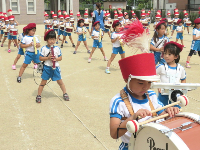 初めての鼓笛帽子: 東岩槻幼稚園ブログ－さいたま市